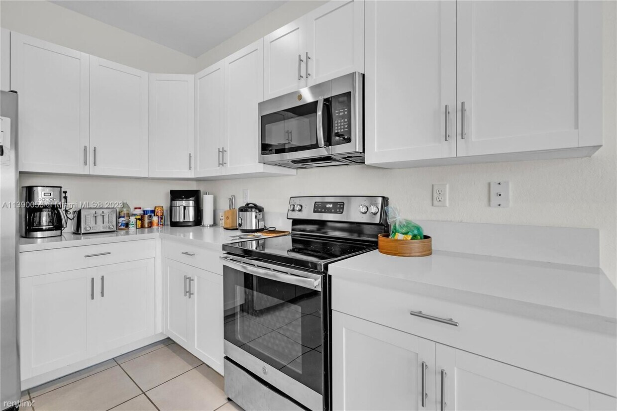 Primary Photo - 3 br, 2.5 bath House - 3318 W 100th Ter