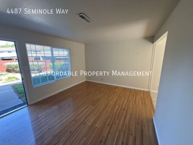 Foto del edificio - 4487 Seminole Way