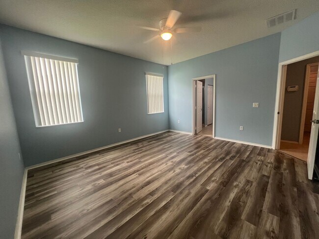 Building Photo - Beautiful 3 bedroom 2 bathroom pool home
