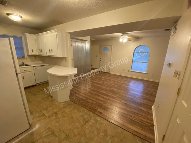 Building Photo - 2BR/2.5BA