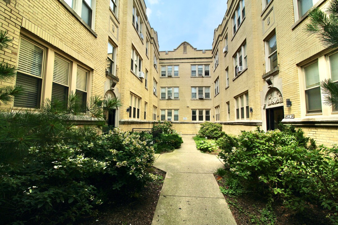 Foto principal - 2404 N Kilbourn Ave