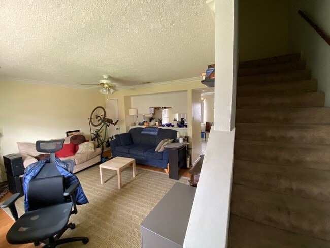 Photo - 716 W Mulberry St Apartment