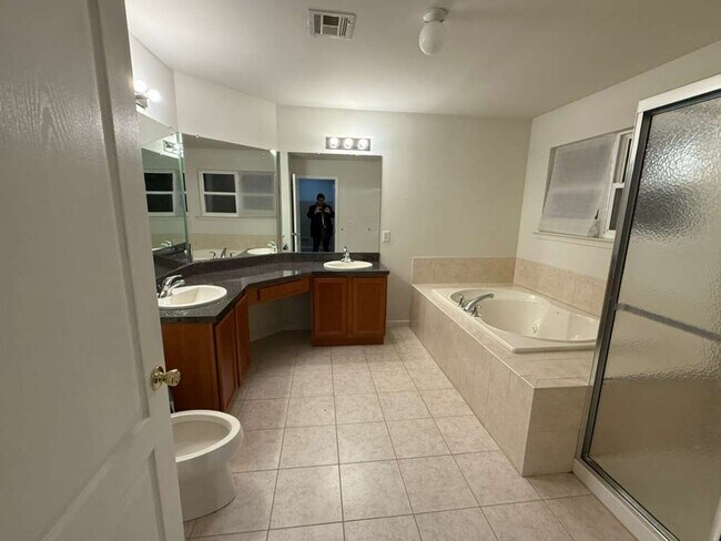 Building Photo - Stunning Home with Private Pool in Manchester