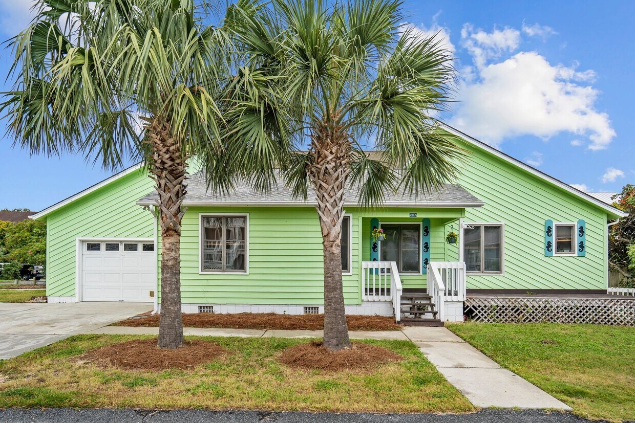 Primary Photo - Location! Location! Walking Distance to th...