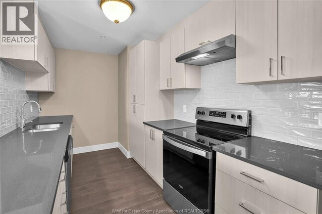 Photo du bâtiment - 2600 Sandwich W Pkwy