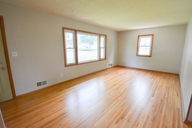 Foto del edificio - Charming 2-Bedroom Home with Natural Light...