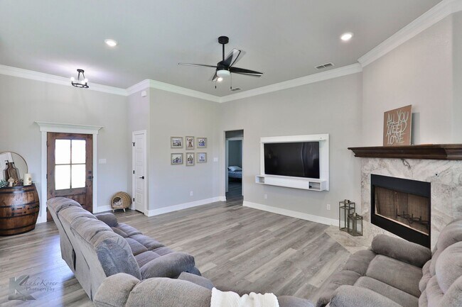 Building Photo - 4 bedroom, EXECUTIVE RENTAL!