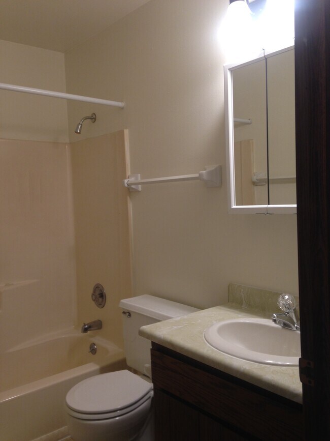 Building Photo - 421 Meadowridge Cir