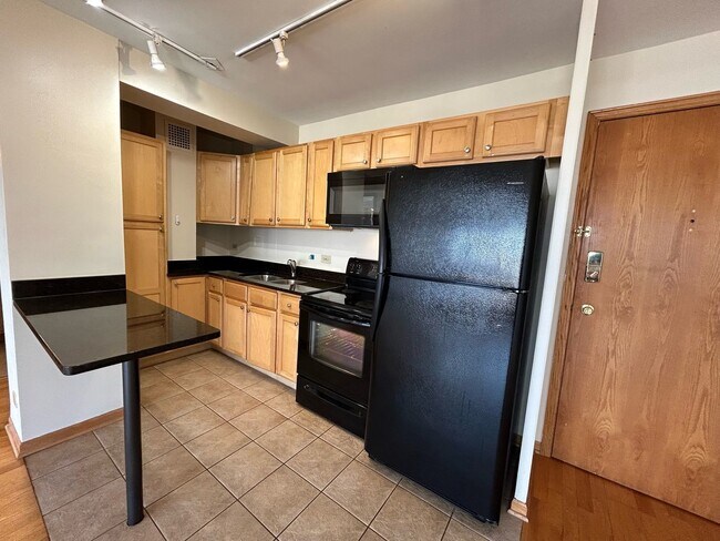 Building Photo - 4180 N Marine Dr