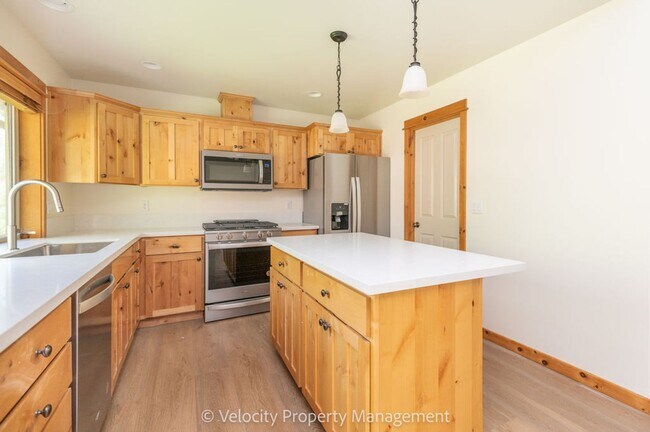 Building Photo - Beautifully remodeled single level home in...