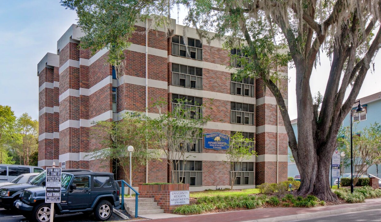 Foto principal - University Heights Apartments Near UF