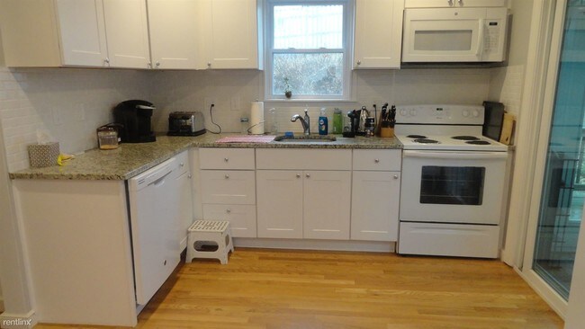 Foto del edificio - 74 Pine Hill Rd