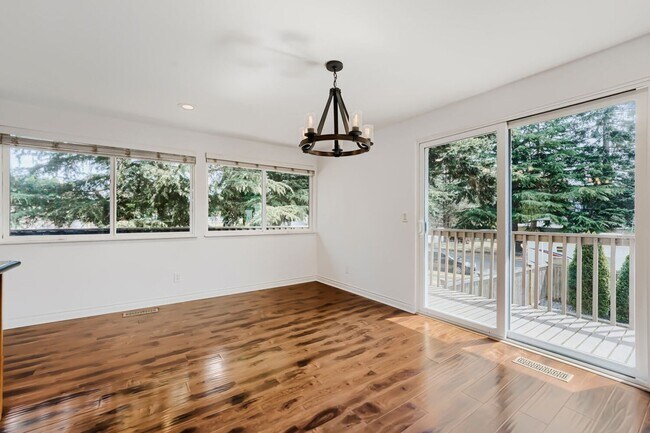 Foto del edificio - 4bd/2.75ba Renton Home