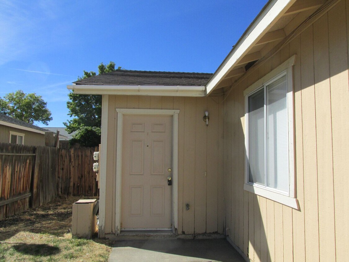 Foto principal - THREE BEDROOM TWO BATH DUPLEX FOR RENT
