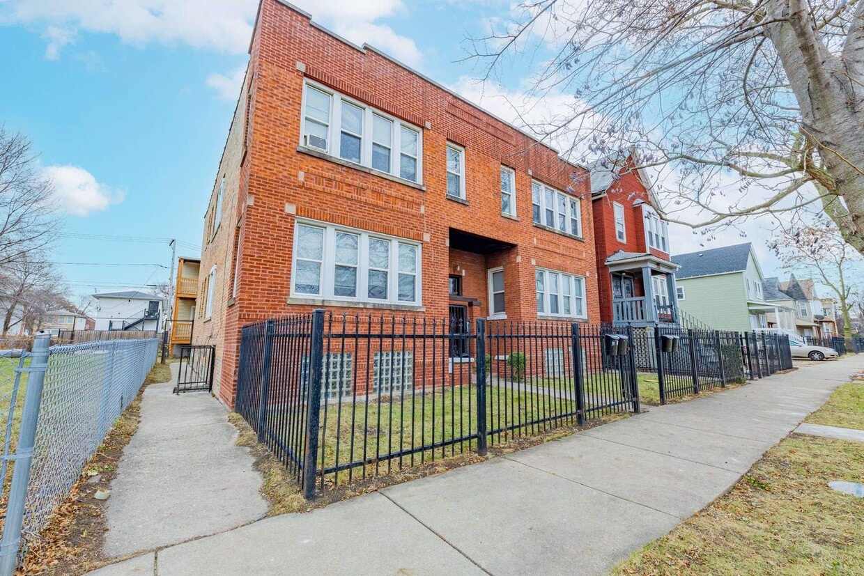 Primary Photo - 6211 S Loomis Blvd
