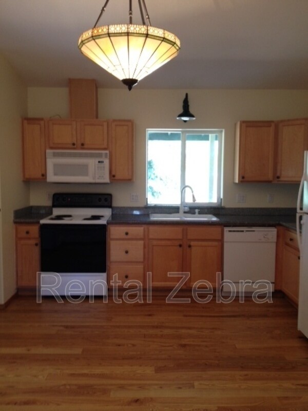 Building Photo - 2457 NE Desert Willow Ct
