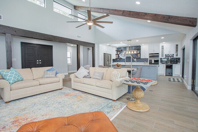 Foto del edificio - Beautifully Updated 3/2 Pool Home with Lar...
