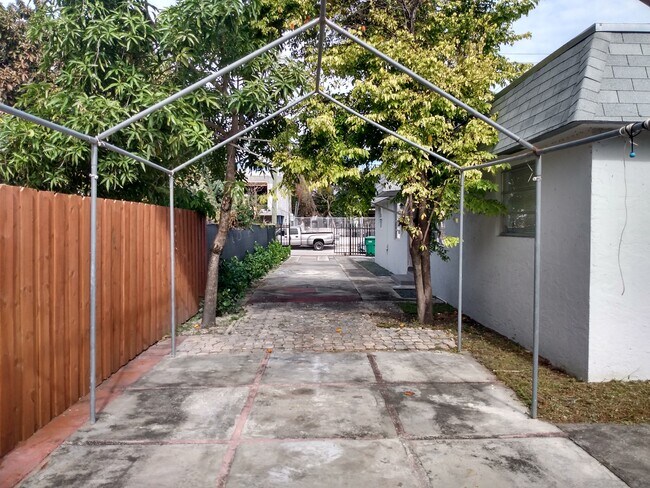 Building Photo - 220 NW 39th St