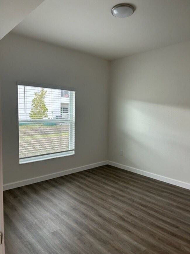 Foto del edificio - Corner unit, ground floor - Low Deposit wi...