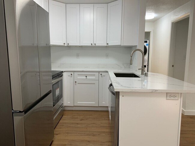Foto del edificio - NEW, HIGH-END RENOVATED 1 bed / 1 bath at the Lydia in Ballard! In-Unit Laundry!