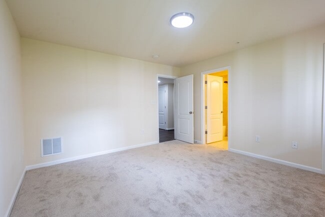 Foto del edificio - Stunning 4 BR/3 Full BA & 2 Half BA Townho...