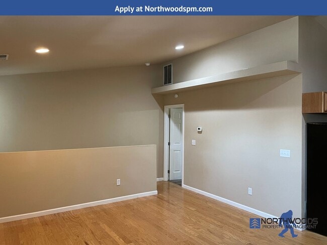 Foto del edificio - Nice 2 bed/2bath Townhome Located in White City