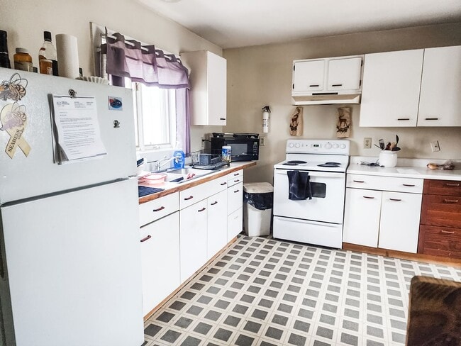 Building Photo - 29 Railroad St