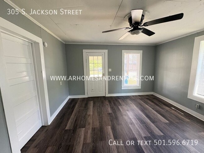 Building Photo - 305 S Jackson St