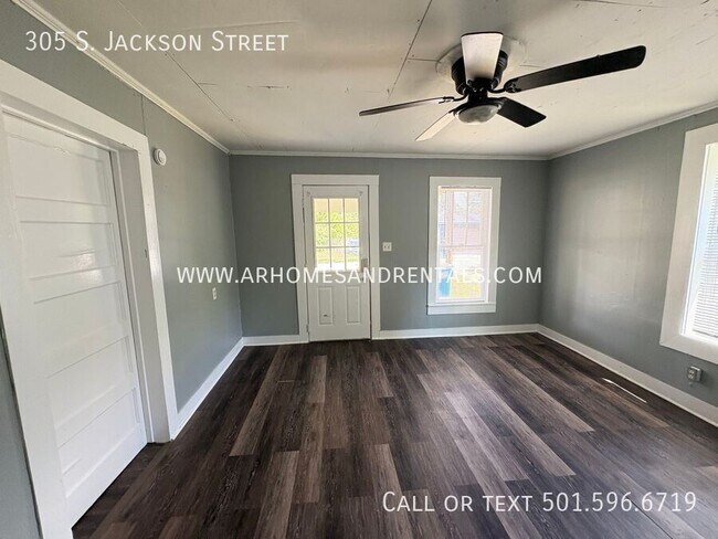 Foto del edificio - 305 S Jackson St