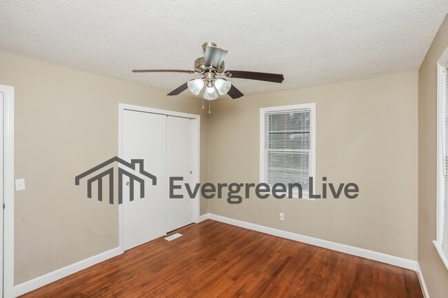 Foto del edificio - 1454 Fork Ave