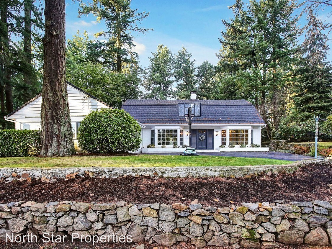 Foto principal - 3 br, 3 bath House - 220 Chandler Pl.