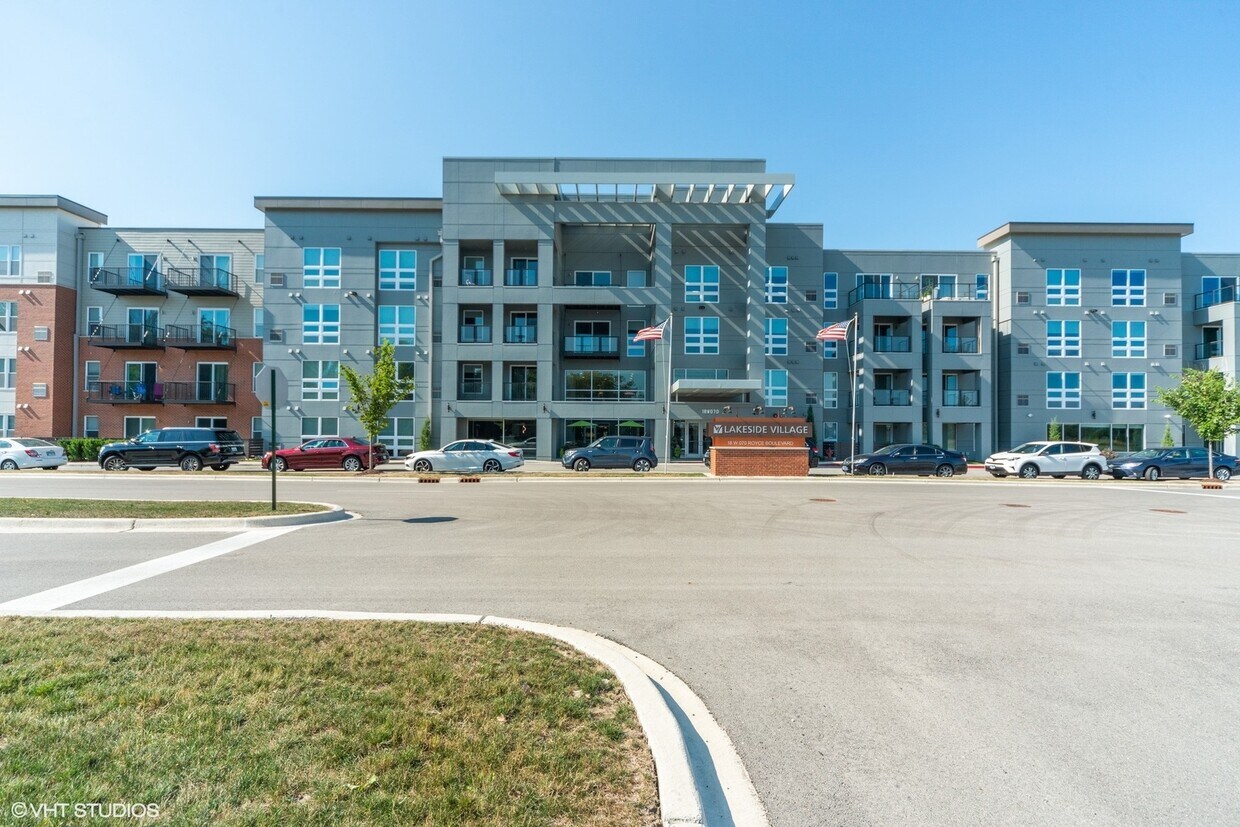 18w070 Royce Blvd, Oakbrook Terrace, IL 60181 House for Rent in