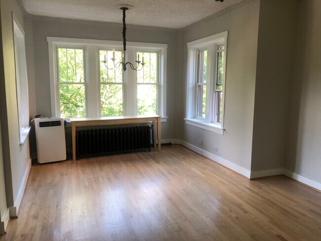 Dining area - 647 W Sheridan Rd