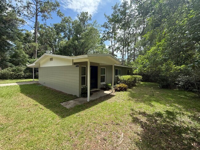 Building Photo - 3/2 in Fernwood Manor