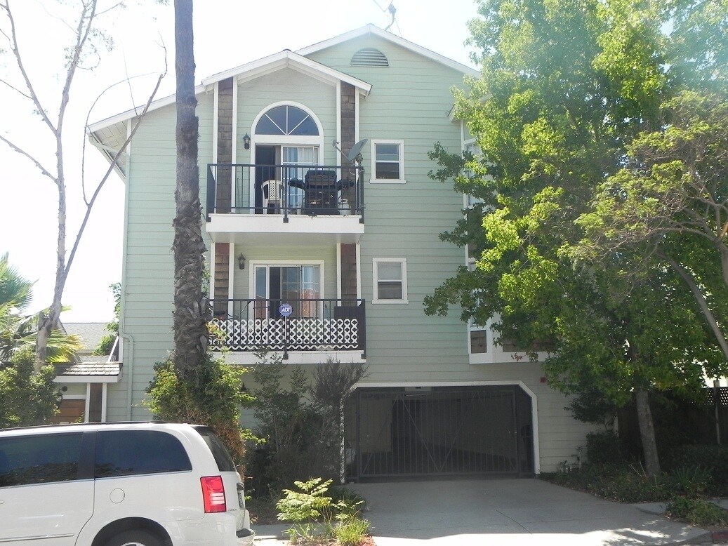 Primary Photo - TRAFFICE CIRCLE- EASTSIDE LONG BEACH CONDO...