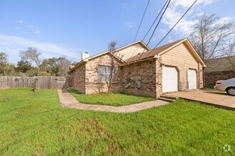 Building Photo - 6002 Parkwood Dr