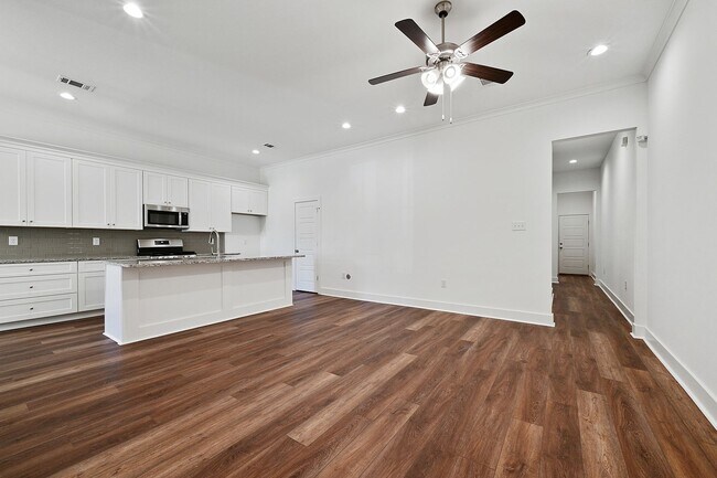 Building Photo - Stunning Townhome in the heart of Baton Rouge