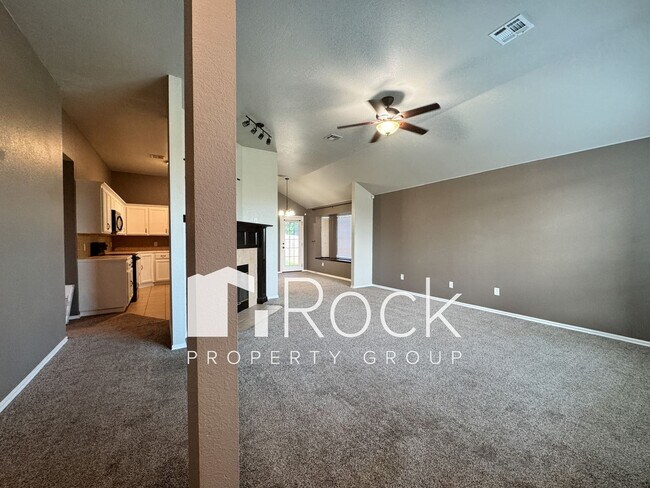 Foto del edificio - 4 Bedroom Home in Moore with All Appliances Included *1st Month's Rent FREE*