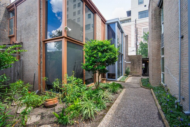 Foto del edificio - 6311 Riverview Way