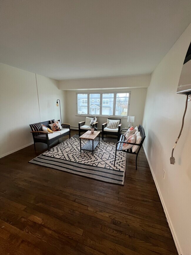 living rm - 124 Nassau Ln
