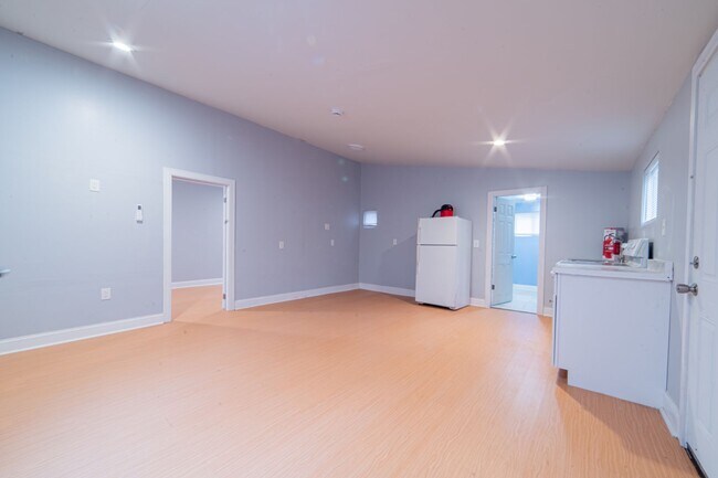 Building Photo - Cozy Bungalow