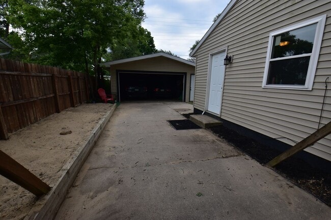 Building Photo - Updated ranch style home in McKinley Terrance