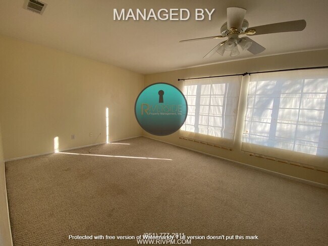 Foto del edificio - Spacious 4 Bed 2 Bath Pool Home Located Next Door to Ben Franklin Elementary School!