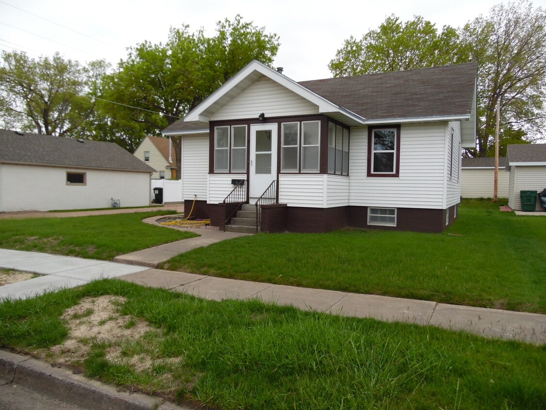 Primary Photo - 412 W E St