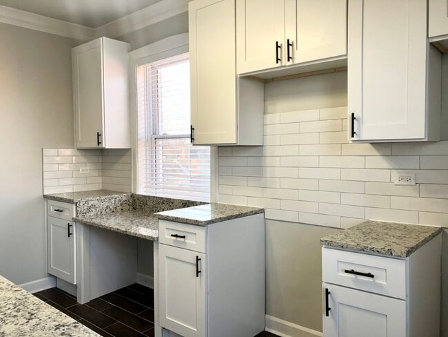 Building Photo - 3040 N Spaulding Ave