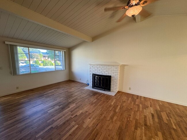 Building Photo - Charming Seaside Home on Quiet Cul-de-Sac