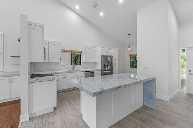 Building Photo - 724 Saint Albans Dr