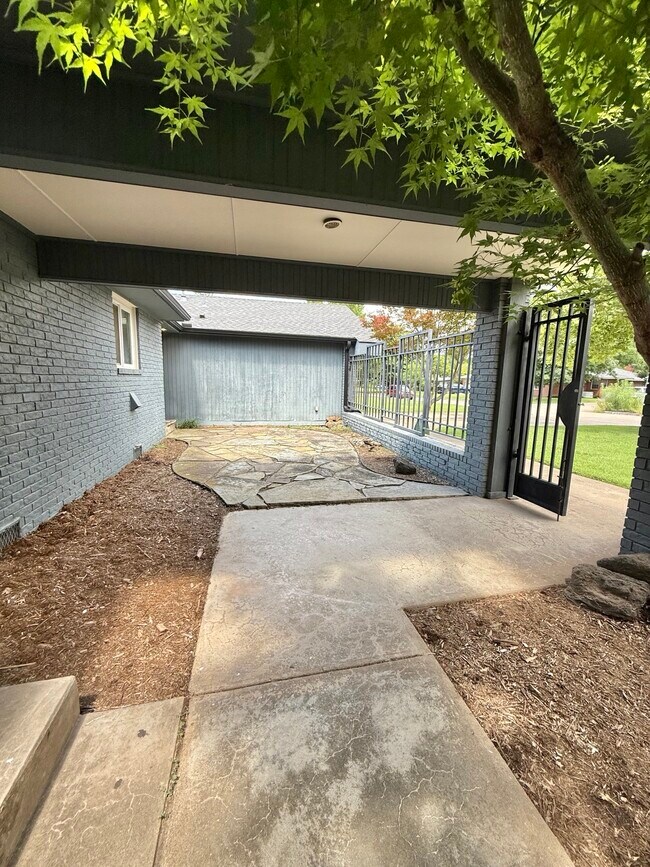 Foto del edificio - 1004 Brookside Dr