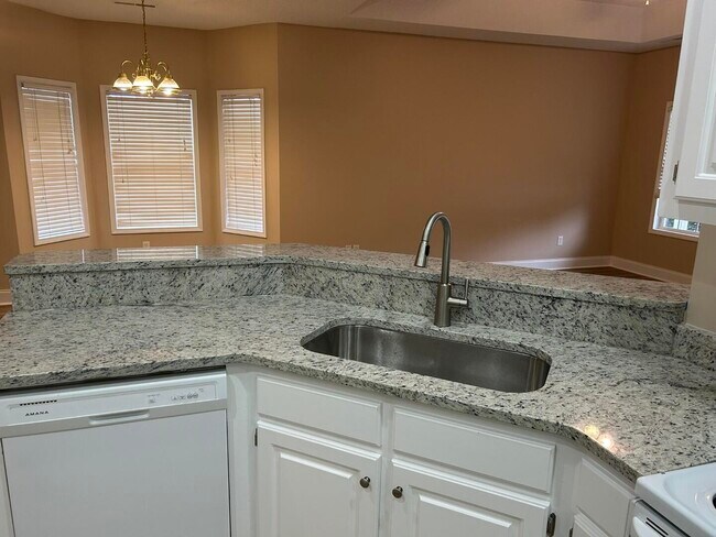 Foto del edificio - 3421 Beacon Dr