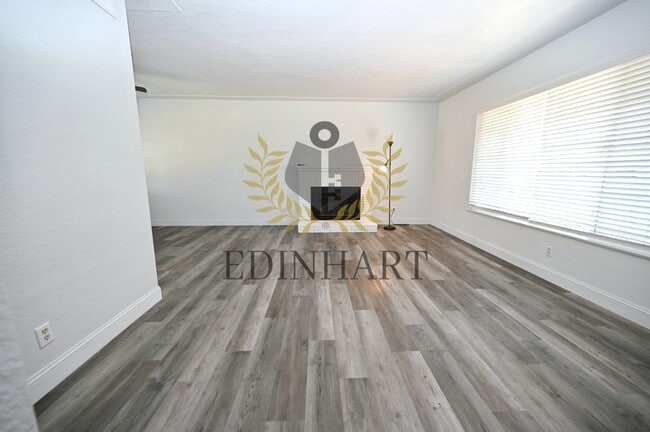 Building Photo - 5568 N Millbrook Ave